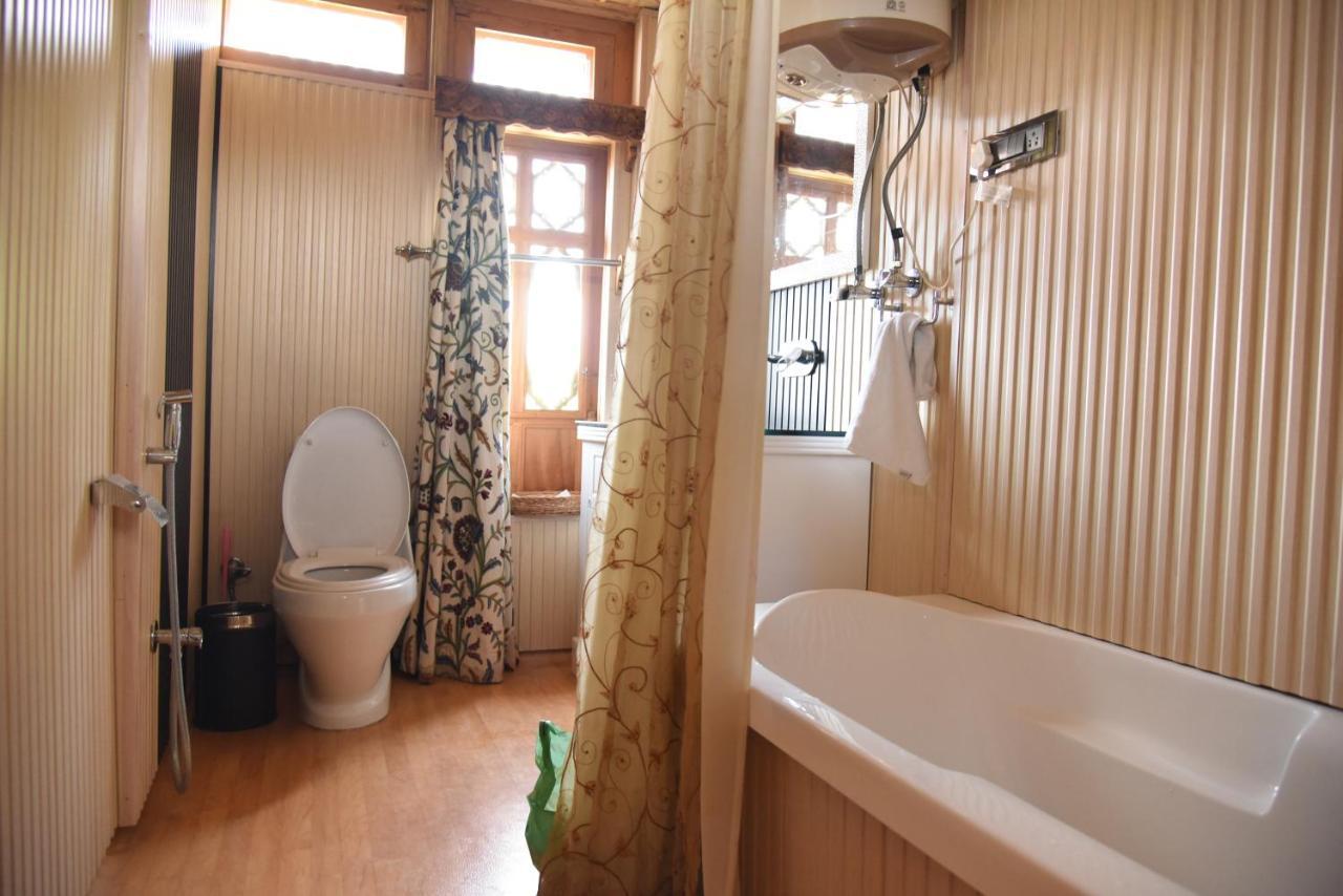 Готель Yadgaar Houseboats Срінагар Екстер'єр фото